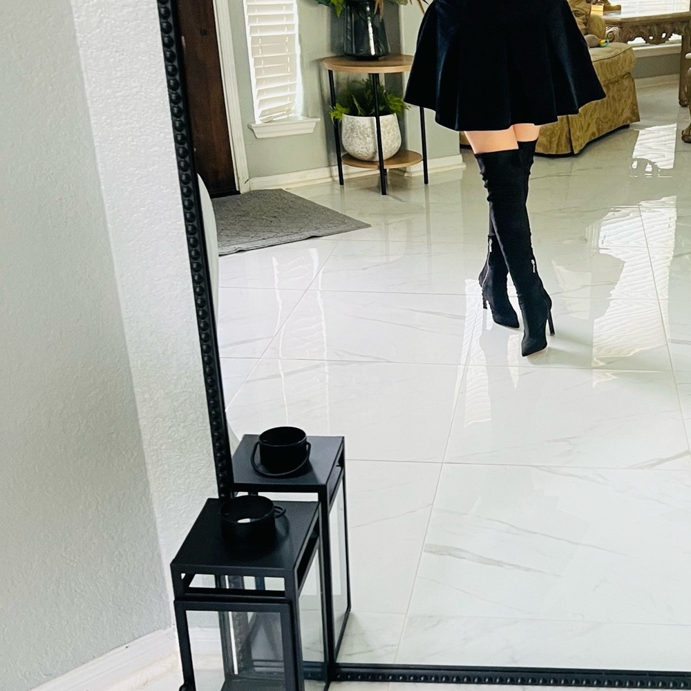 A black pleated mini Skirt